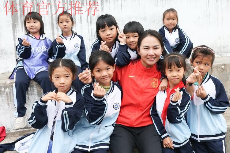 第九座玫瑰梦想球场落成 中国女足探营系列公益活动持续进行 第九座玫瑰梦想球场落成 中国女足探营系列公益活动持续进行